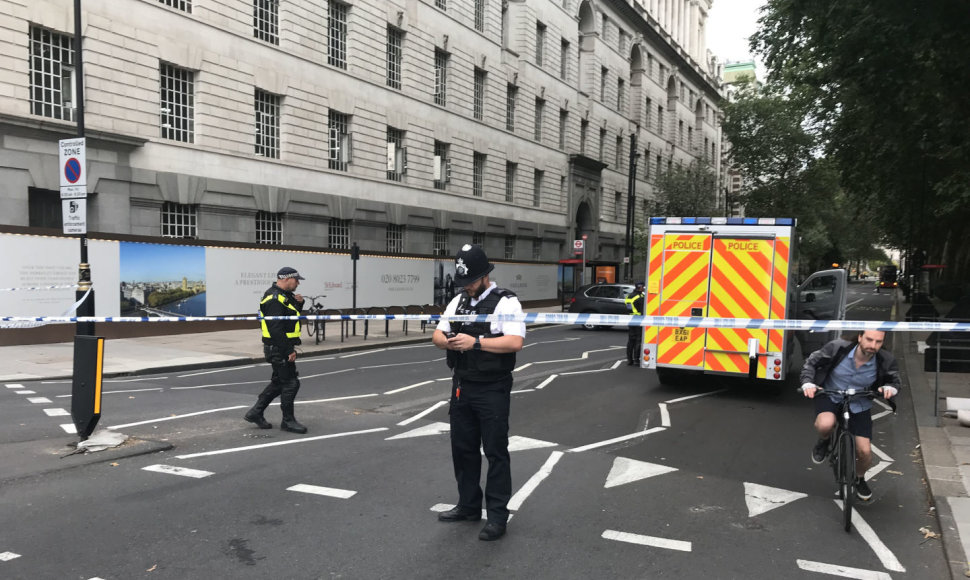 Londone automobilis trenkėsi į užtvarą prie parlamento.