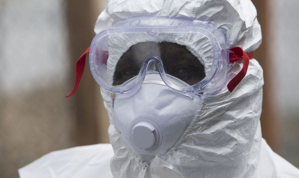 Su Ebolos virusu užsikrėtusiais žmonėmis susiduriantis  raudonojo kryžiaus darbuotojaas