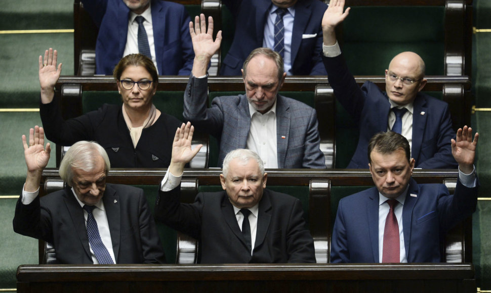 Lenkijos parlamentas balsuoja dėl pasitikėjimo Mateuszo Morawieckio vyriausybe.