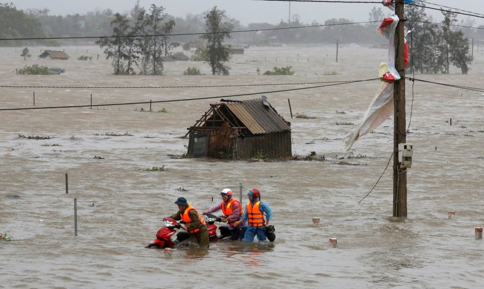 Vietname siaučia smarkus taifūnas Doksuri