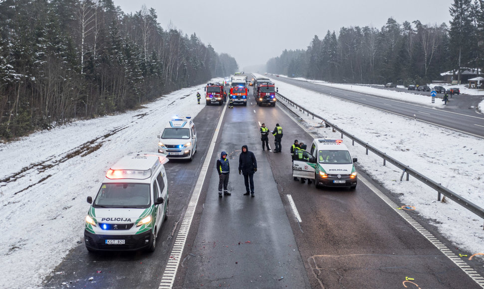 A2 kelyje susidūrė trys automobiliai ir trys vilkikai, uždarytas eismas link Panevėžio