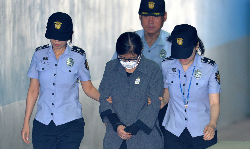 Choi Soon-sil atvedama į teismą