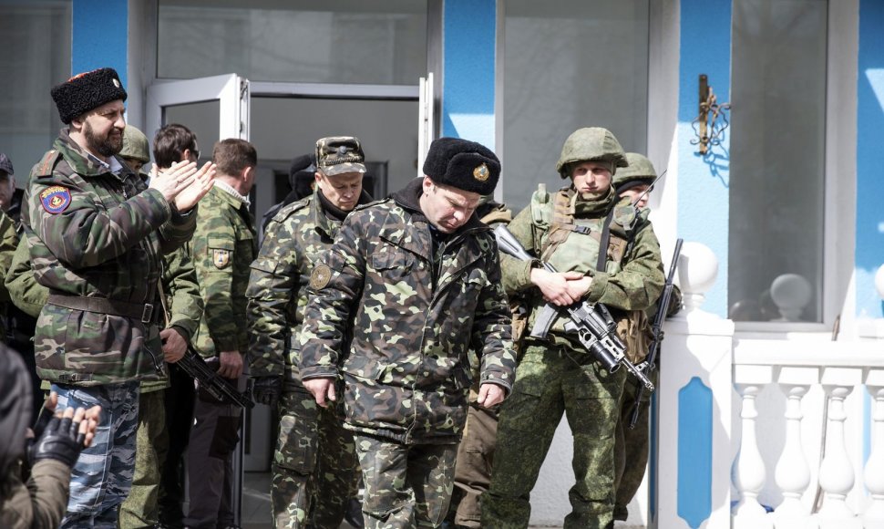 Sevastopolyje iš Ukrainos karinių jūrų pajėgų štabo išeina Ukrainos pareigūnai