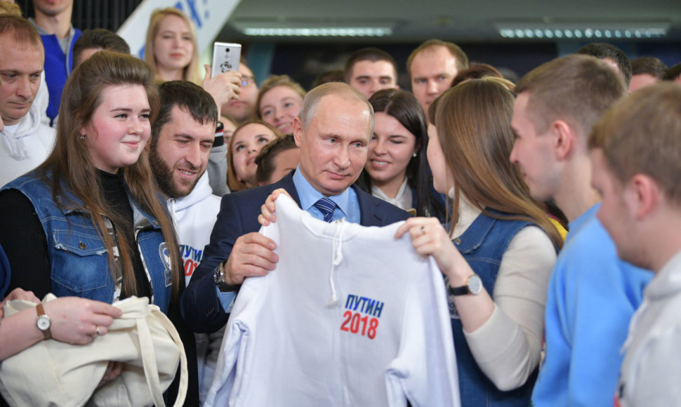 Vladimiras Putinas su jaunaisiais rėmėjais