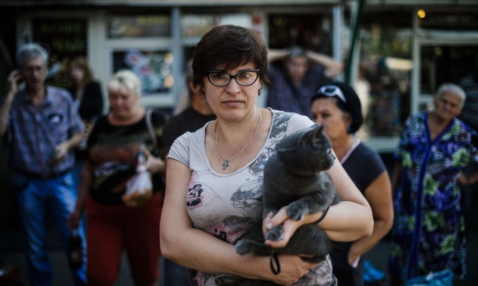 Savo namus palikę ukrainiečiai laukia autobusų stotyje