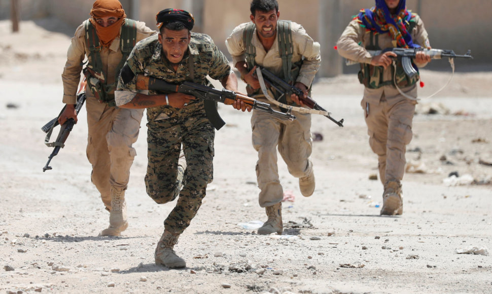 JAV remiami kurdų kariai Rakoje 