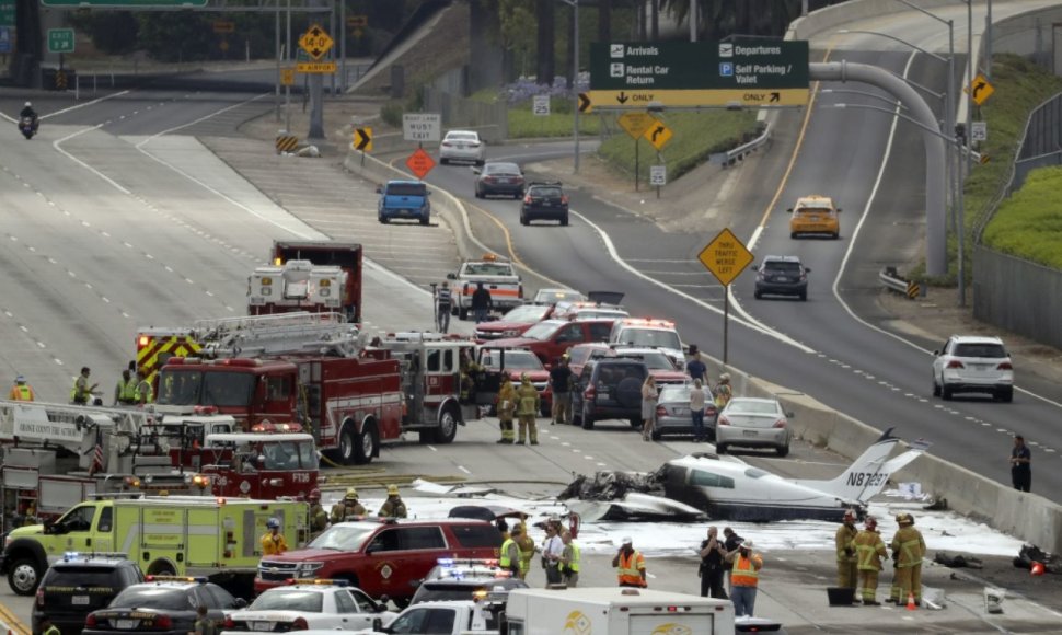 Kalifornijos greitkelyje sudužo lėktuvas