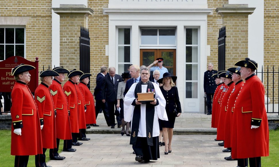 Margaret Thatcher pelenai buvo palaidoti greta jos velionio vyro Deniso Londone veikiančiuose kariškių slaugos namuose, kuriuos ji ilgai rėmė.