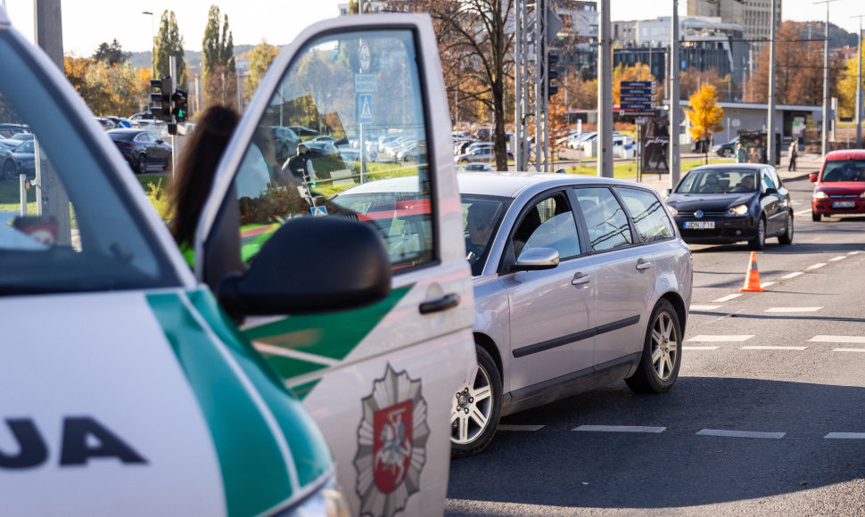 Konstitucijos pr. „Volvo" partrenkė vežimėlį su kūdikiu