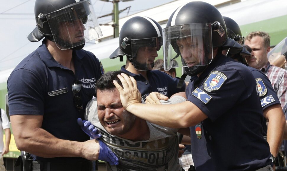 Migrantai išlaipinami prie pabėgėlių stovyklos Bičkėje