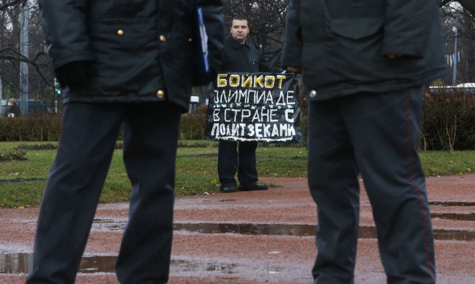Protestuotojas Sankt Peterburge laiko plakatą „Boikotuokite olimpiadą šalyje, turinčioje politinių kalinių“