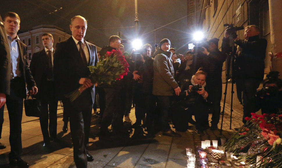Vladimiras Putinas pagerbia išpuolio Sankt Peterburge aukas