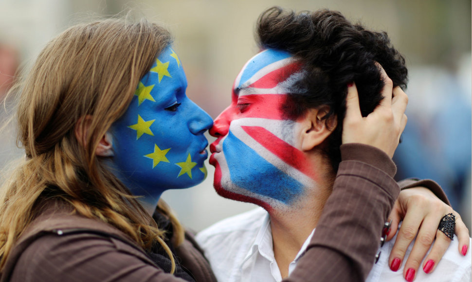 Aktyvistai su ant veidų išpieštomis JK ir ES vėliavomis