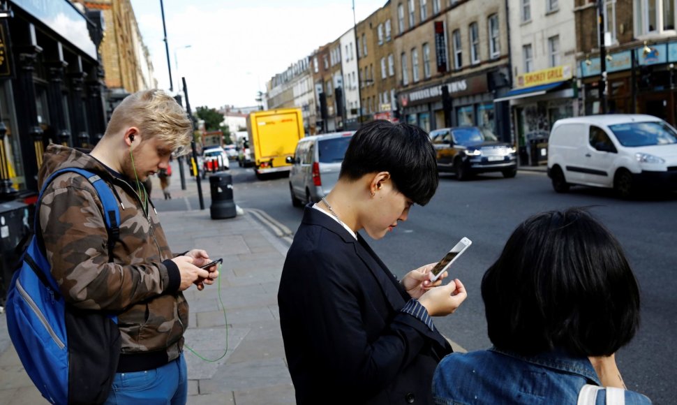 Telefonų ekranai užvaldę Londono gyventojus