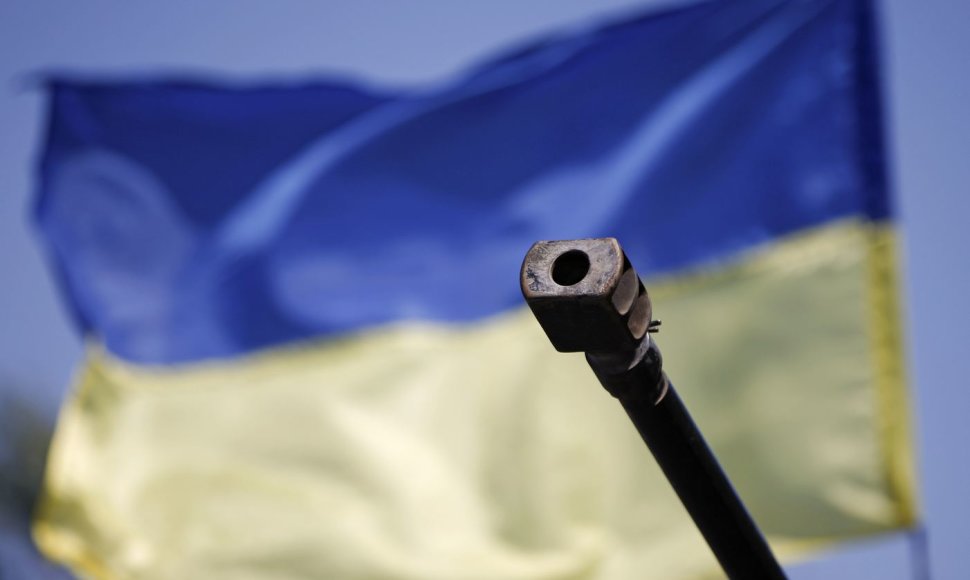 Pabūklas Ukrainos vėliavos fone