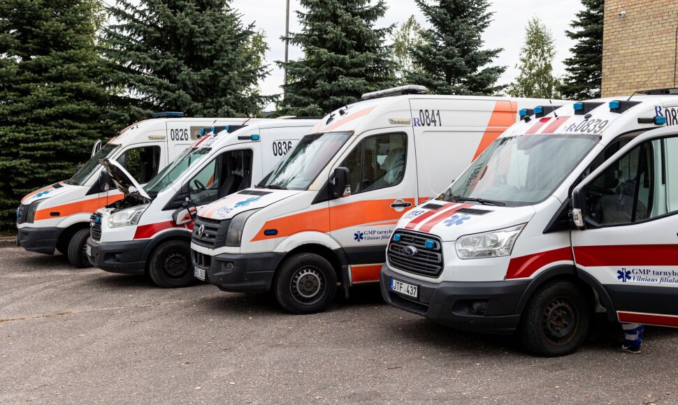 Greitosios medicinos pagalbos automobilių perdavimas Ukrainai / BNS nuotr.