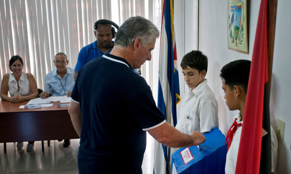 Kubos prezidentas Miguelis Diazas-Canelis balsuoja referendume