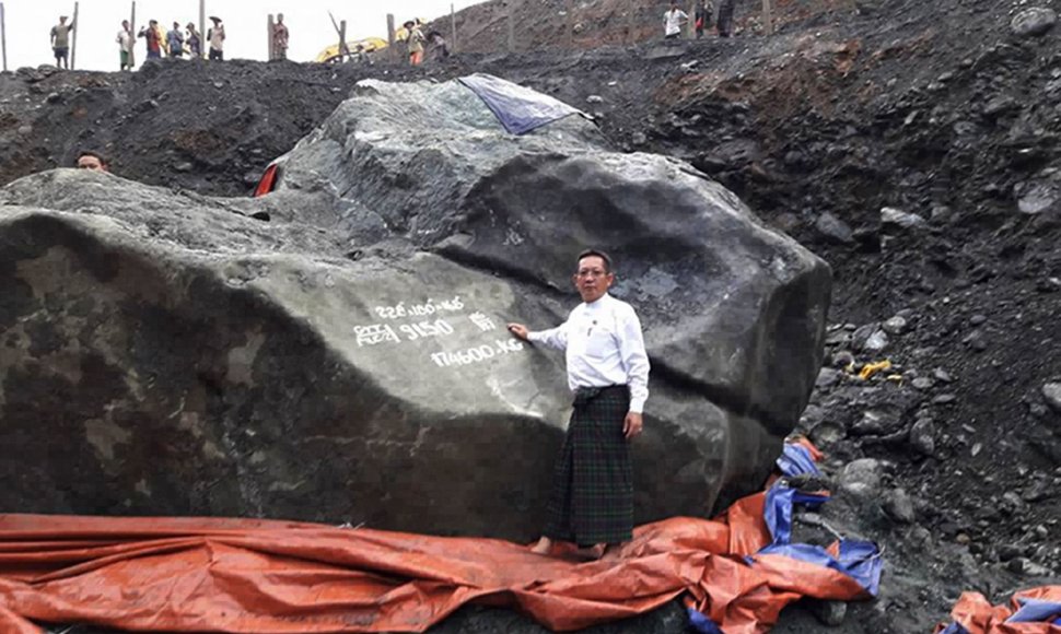 Mianmare rastas didžiulis žadeito luitas yra „per didelis pervežti“