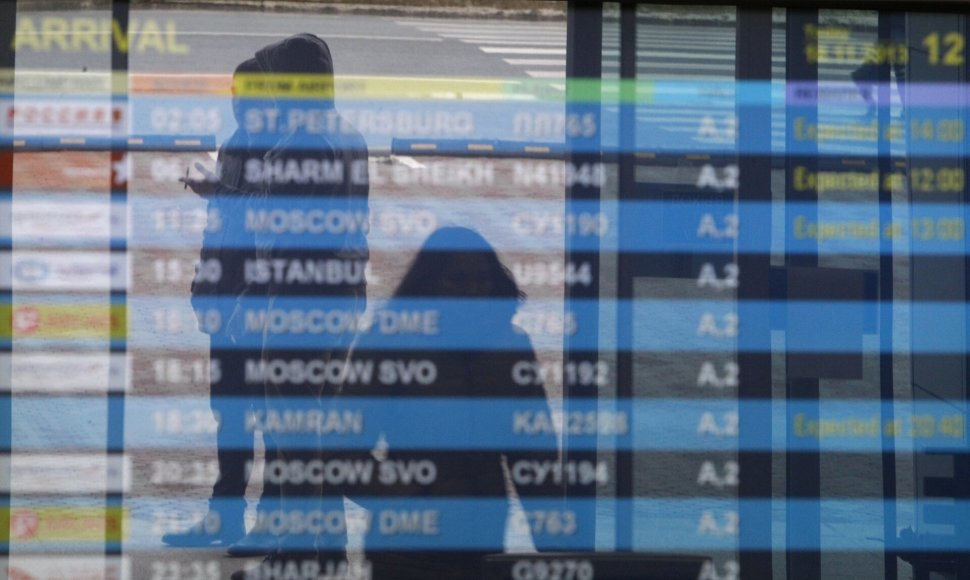 Žmonės atsispindi Kazano oro uosto informaciniame ekrane / Maxim Shemetov / REUTERS