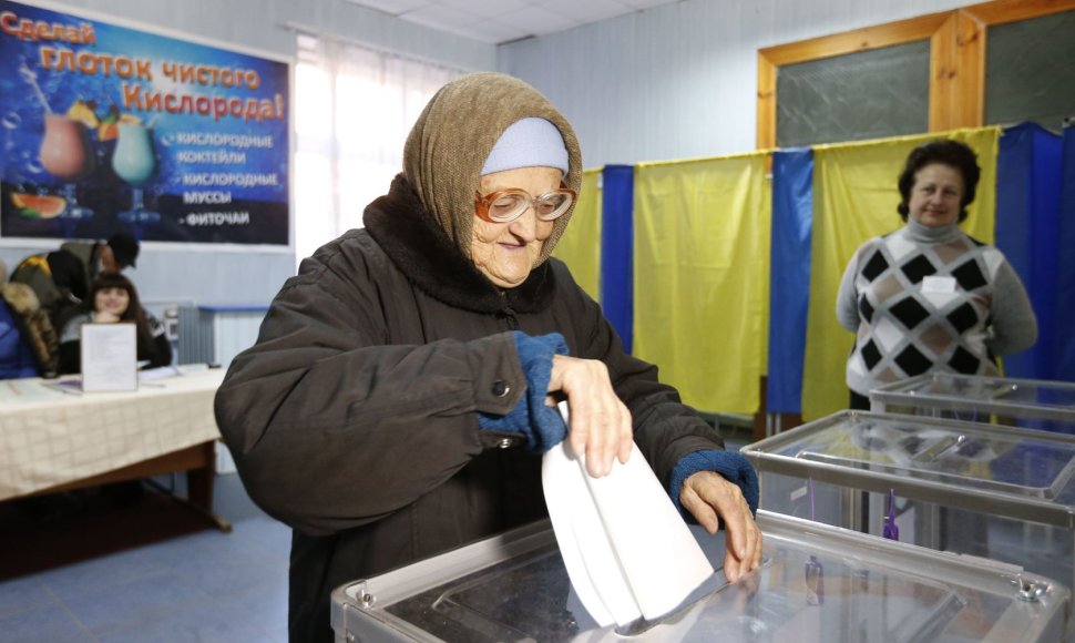 Ukrainiečiai atiduoda balsuos.