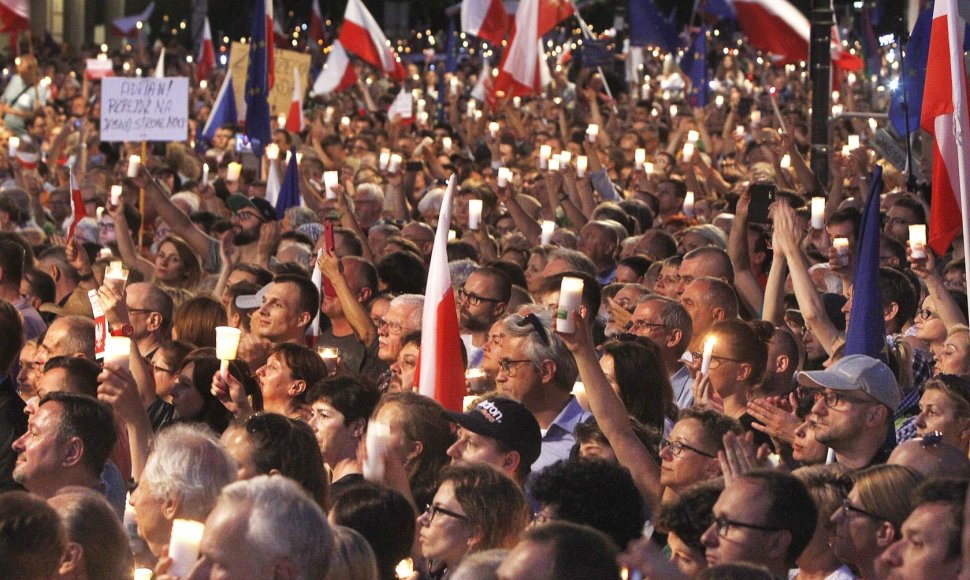 Lenkai protestavo prieš teismų reformą