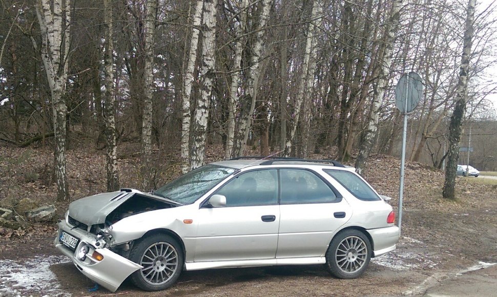 Sudaužytas „Subaru“ automobilis