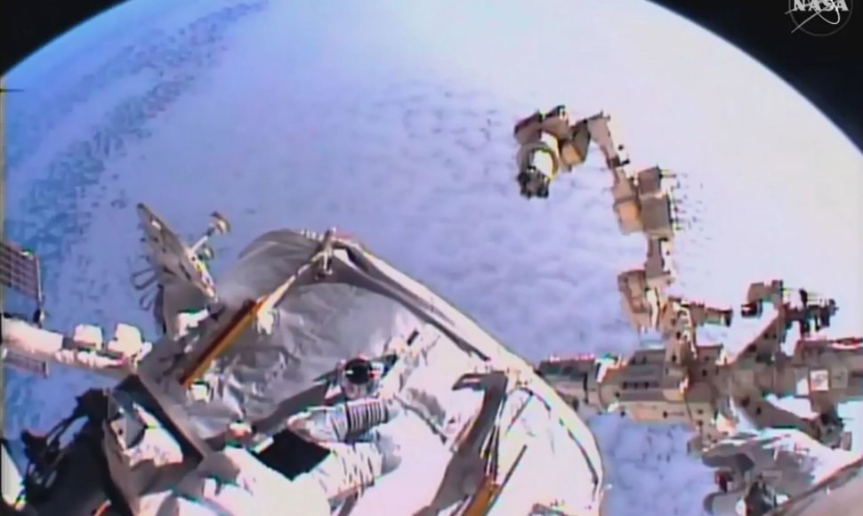 Astronautai vykdo darbus Tarptautinėje kosminėje stotyje