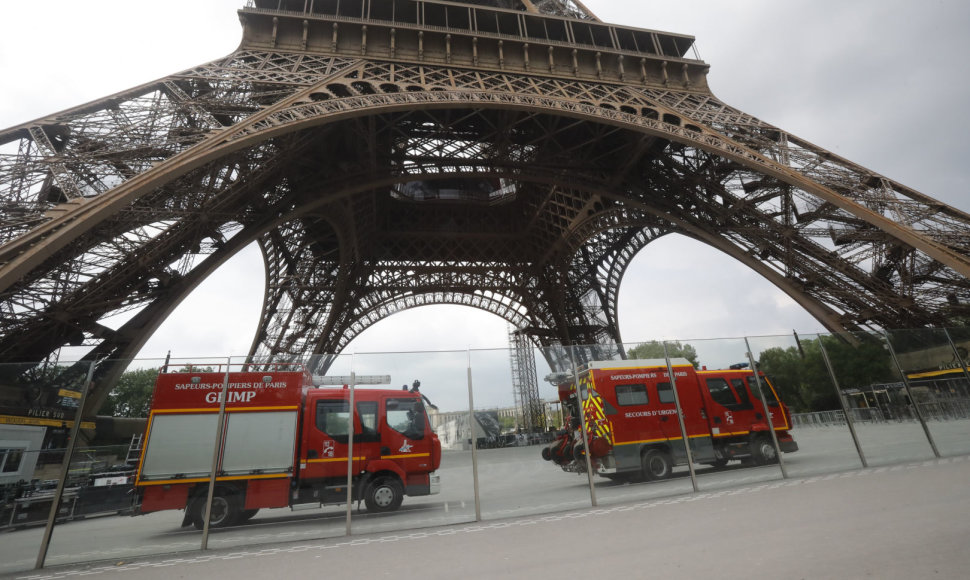 Ant Eifelio bokšto pastebėjus laipiotoją buvo evakuoti visi lankytojai