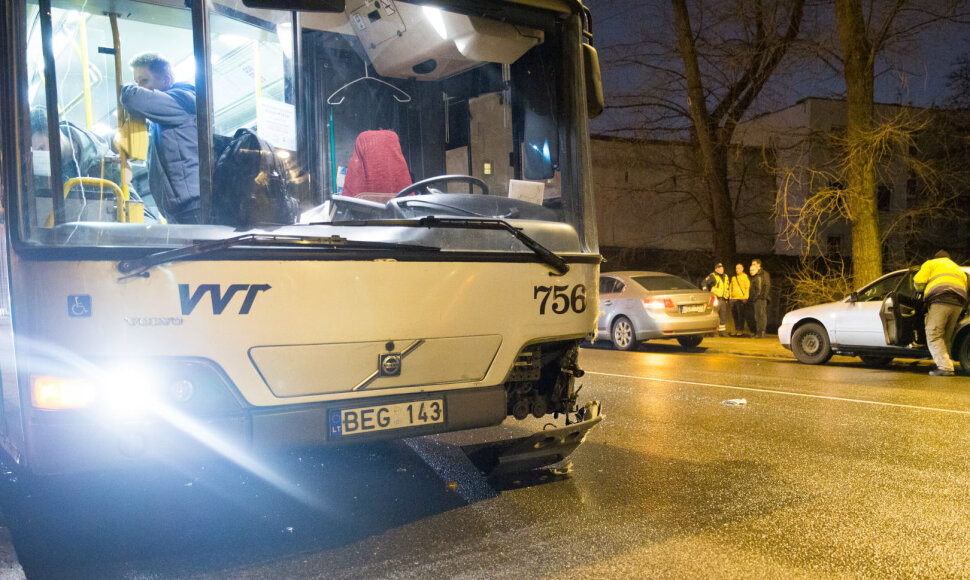 „Lexus“, autobuso ir „Audi“ avarija