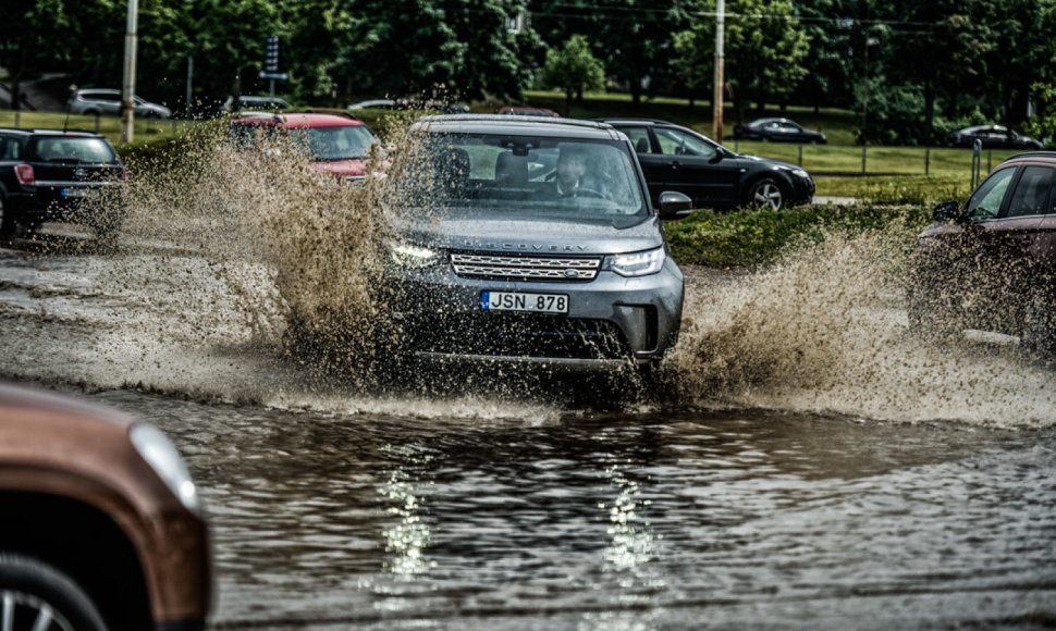 „Land Rover Discovery“ taškosi Vilniaus balose