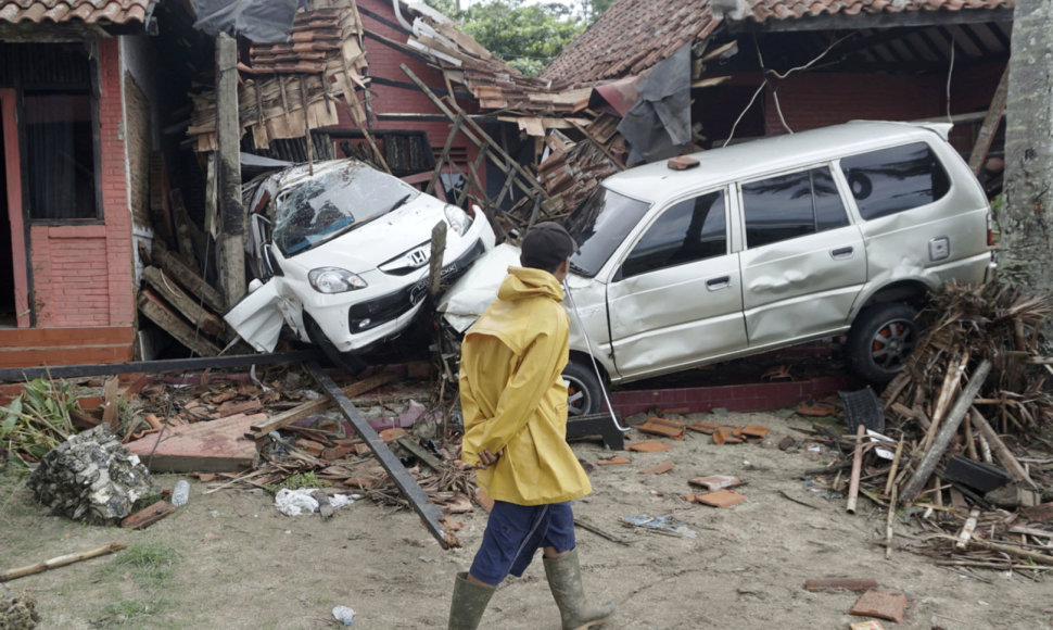 Indonezijai smogė pražūtingas cunamis