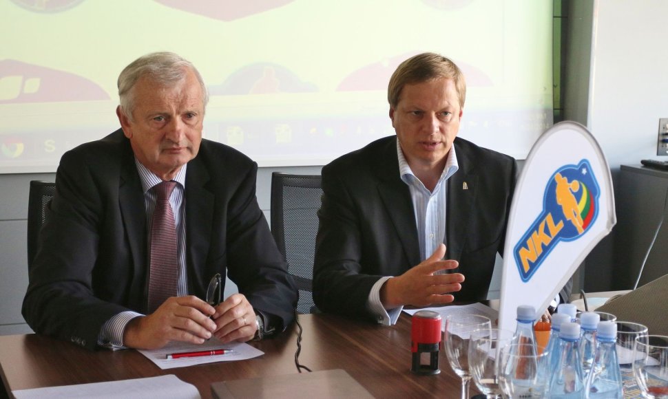 NKL prezidentas Remigijus Štaras ir UAB „Mantinga“ direktorius Kęstutis Svitojus padėjo parašus ant rėmimo sutarties.