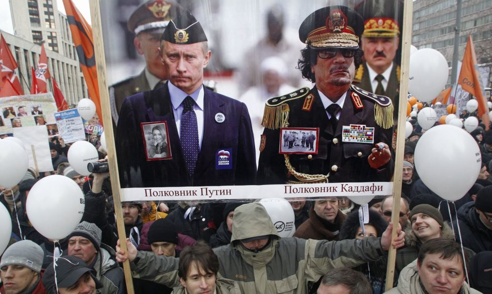 Protestas Rusijoje 2011 m. Plakate - Rusijos prezidentas Vladimiras Putinas, buvęs Libijos vadovas Muammaras al-Gaddafis ir Baltarusijos diktatorius Aliaksandras Lukašenka