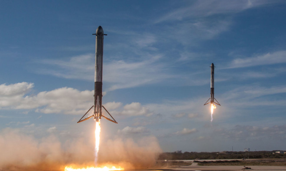 Leidžiasi šoniniai „Falcon Heavy“ moduliai