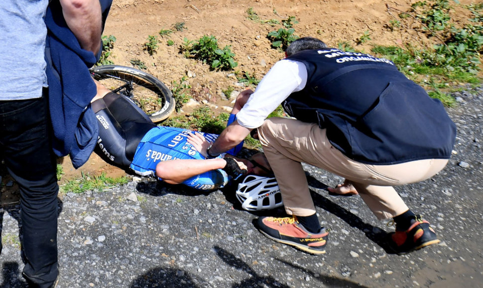 Belgų dviratininkas Michaelis Goolaertsas sekmadienį mirė sustojus širdžiai per vienos dienos lenktynes „Paryžius-Rubė“ , pranešė jo komanda.