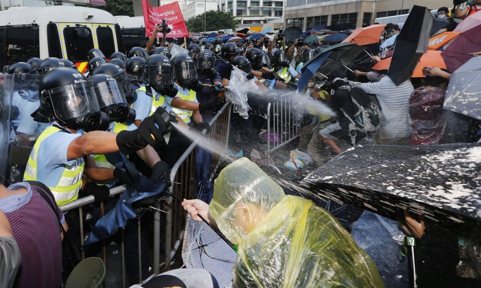 Honkongo policija protestuotojus vaikė ašarinėmis dujomis.