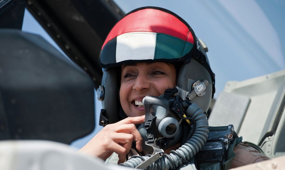 JAE karinėse oro pajėgose tarnaujanti majorė Mariam al-Mansouri 