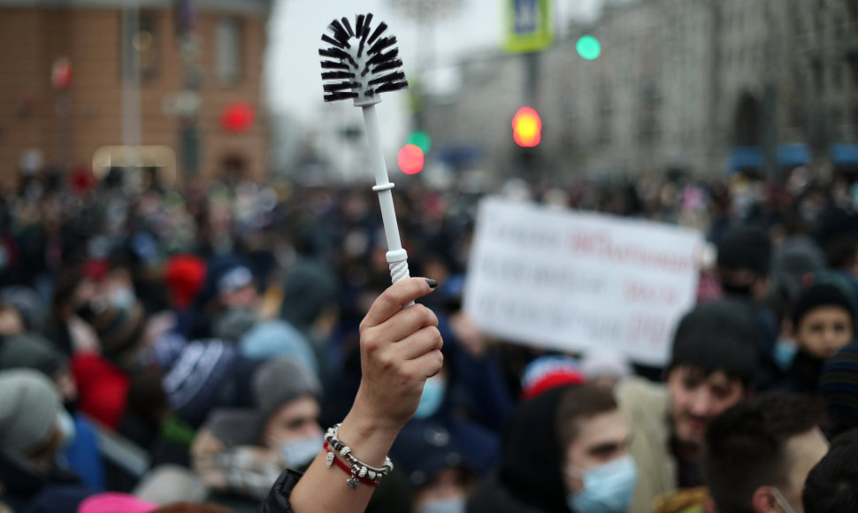 Protestuotoja Maskvoje laiko tualeto šepetį