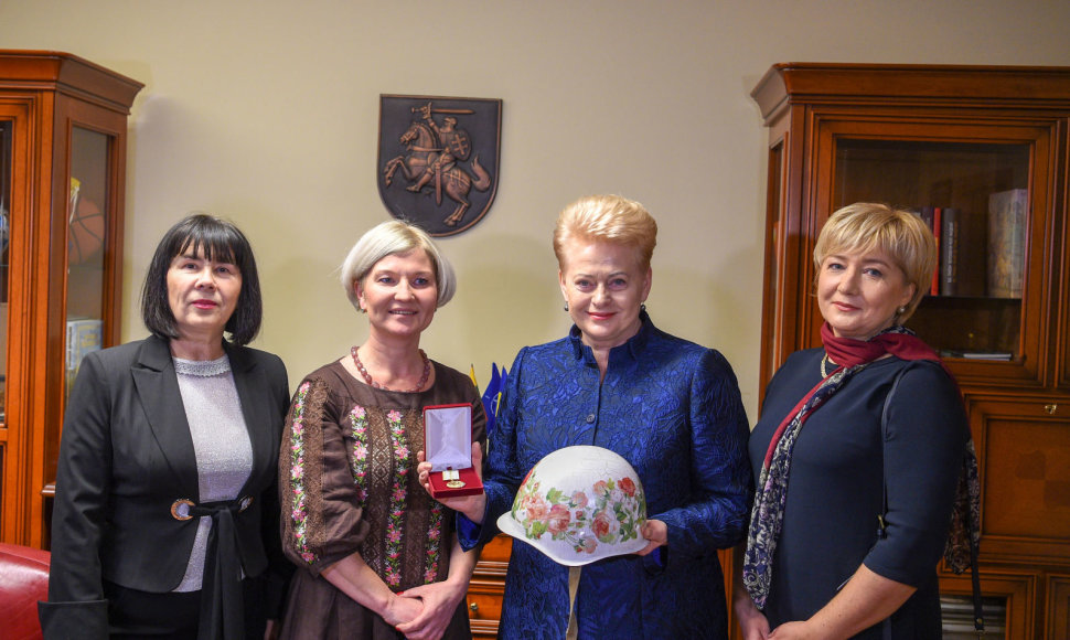 Dalia Grybauskaitė apdovanota už paramą Ukrainos žmonėms