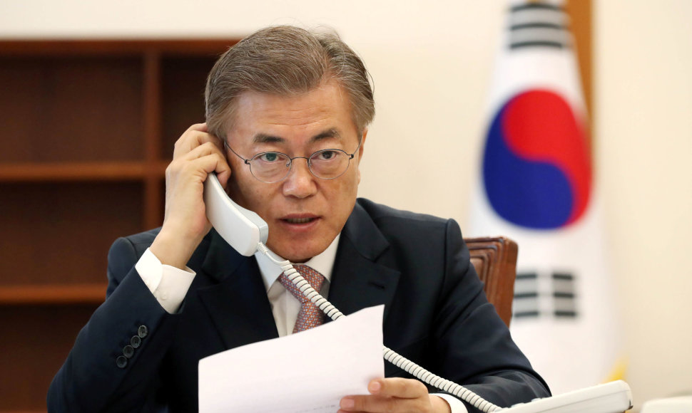 Moon Jae-inas telefonu kalba su Xi Jinpingu