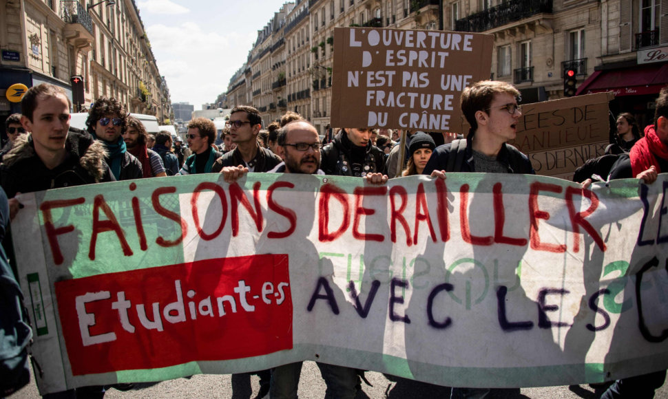 Protestuotojai prie Elitinės aukštosios mokyklos Paryžiuje 
