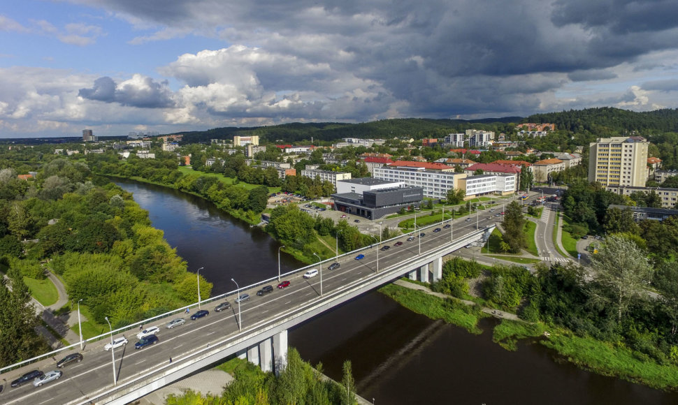 Įsibėgėjantį rudenį Vilniuje primena ne tik prasidėję mokslo metai ir vėstantys orai, bet ir nuo medžių pradėję kristi lapai.