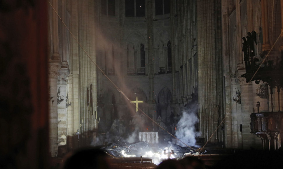 Dievo Motinos katedros Didysis altorius po gaisro