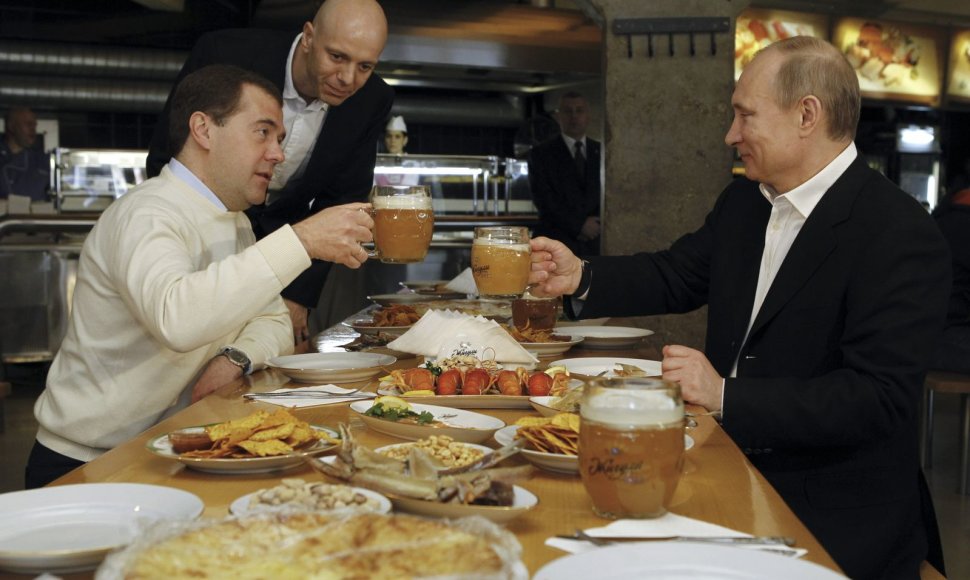 Dmitrijus Medvedevas ir Vladimiras Putinas prie vaišių stalo