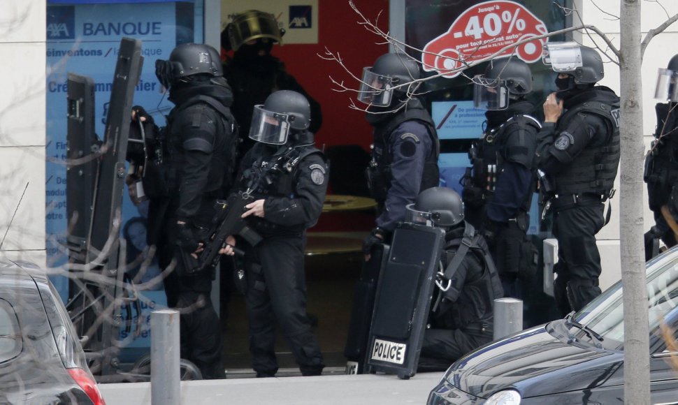 Prancūzijos policija Kolombo mieste, kuriame ginkluotas užpuolikas laiko įkaitus.