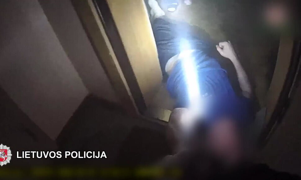 Policijos pareigūnas i&scaron; degančio buto i&scaron;tempė leisgyvį vyrą