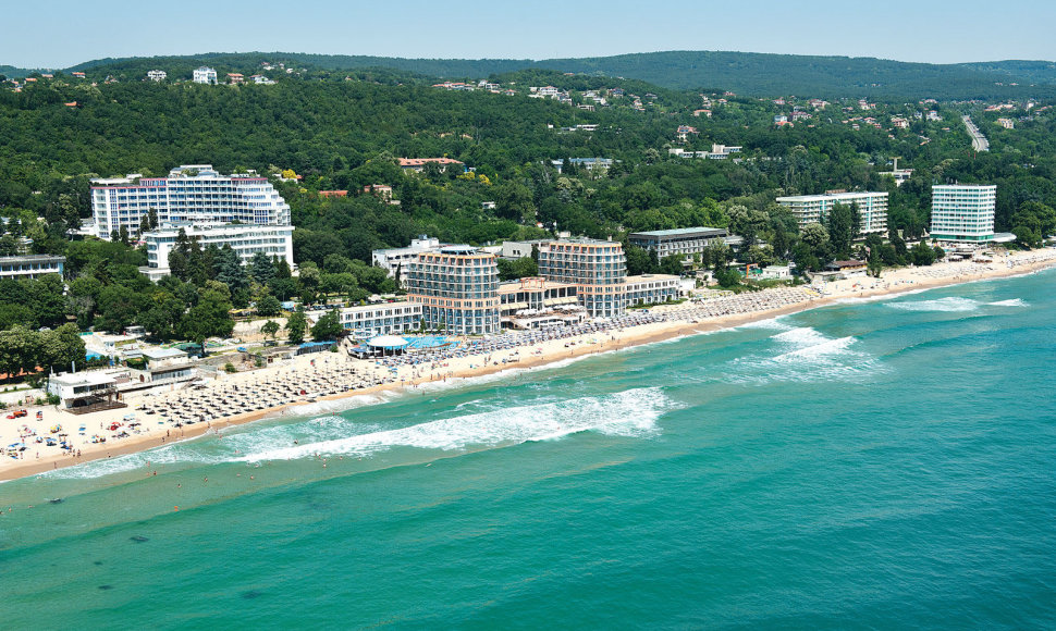Daugybė viešbučių įsikūrę prie pat jūros