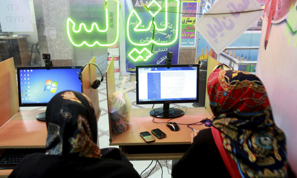 Iranietės naudojasi internetu