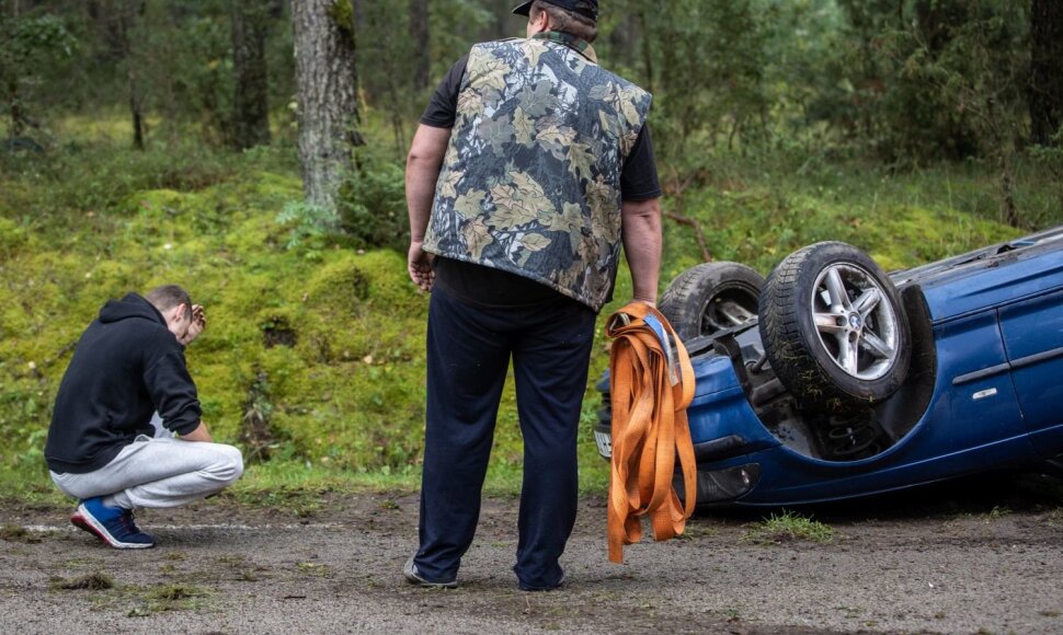 Kelyje Barčiai &ndash; Varėna nuo kelio nulėkė ir apvirto automobilis