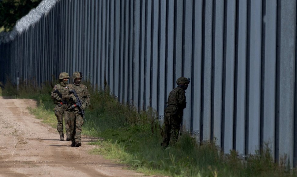 Lenkijos kariai patruliuoja prie Lenkijos-Baltarusijos sienos